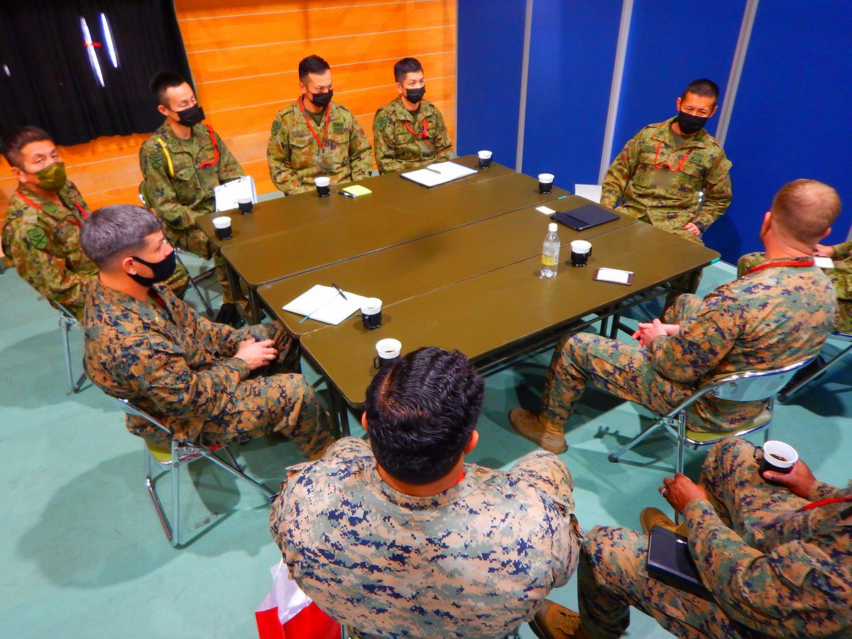 jgsdf_gcc_ardb's tweet photo. 【Yama Sakura 81】
ARDB Field Artillery Battalion exchanged opinion with the members of Air Naval Ground Liaison Company (ANGLICO) during the exercise YS81. They agreed to deepen their partnership and continue their interaction. #ANGLICO #FA https://t.co/9VOzFZcWlB
