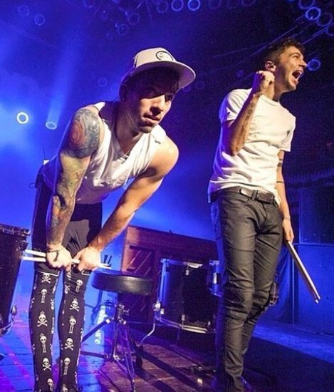 RockssMySockss's tweet photo. Who wore them better? Josh or Tyler? I have a feeling my mutuals will be split down the middle. 🤍🖤💀👽 https://t.co/FUzKeToCph