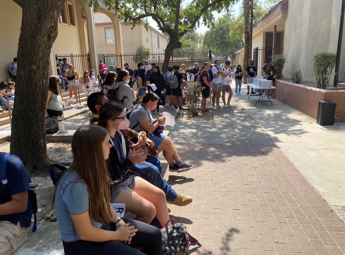 RedwoodFBLA_'s tweet photo. What a great memory from Leadership Development Institute - it was awesome getting Rangers together on campus to watch LDI LIVE! #FBLAFallConference #CAFBLALDI #LDI https://t.co/lxr4a3TBdY