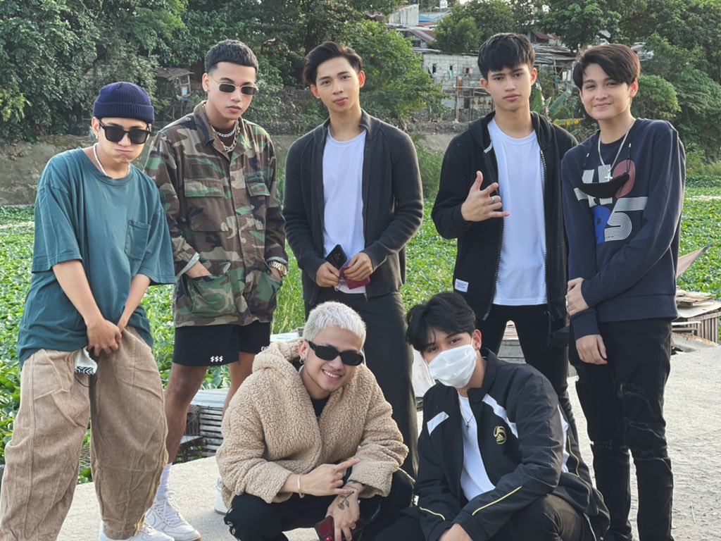 Official_ALAMAT's tweet photo. R-Ji and Taneo return to the set of the upcoming film #ExpensiveCandy, this time with Tomas, Mo, and Valfer, along with fellow @VivaArtists_ Keagan de Jesus and Migo Valid 🤎 https://t.co/zfiKrAntRk