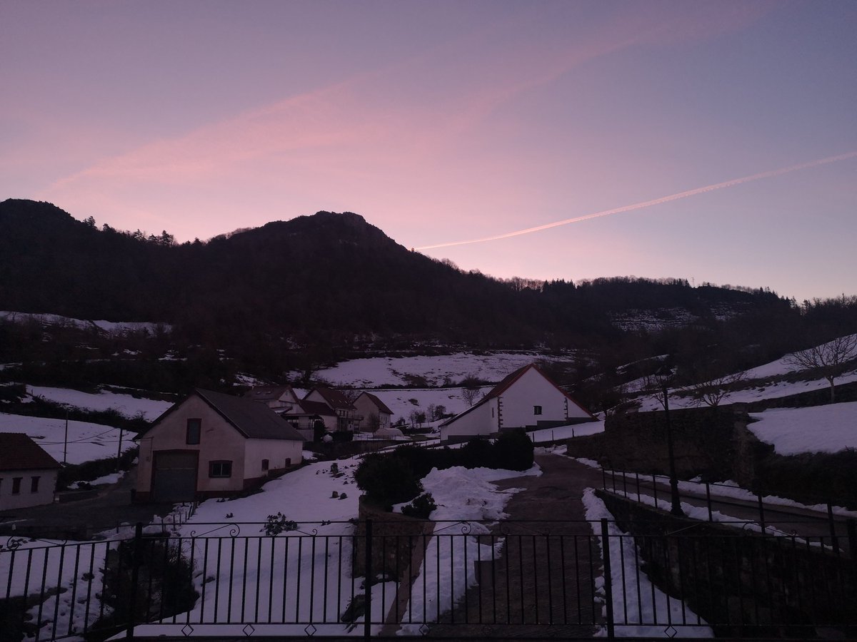 AgroZubialde's tweet photo. Bellos amaneceres para compensar la helada de hoy... Mucho ojo al andar (o debería decir patinar? ⛸️⛸️) #amanecer #aporlasemana #helada #Abaurrepea https://t.co/PV66q0K4hU