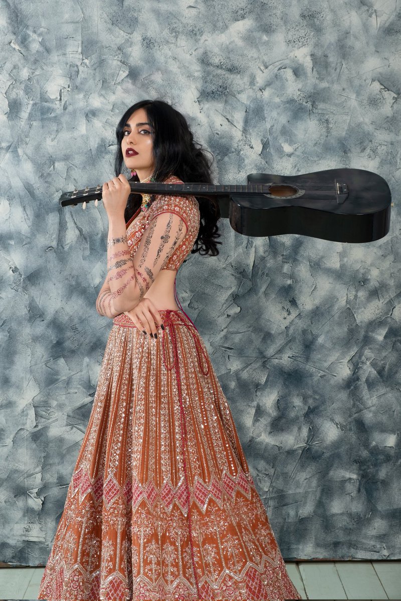 adah_sharma's tweet photo. Dulhania Dilwaale le Jaegi  #MondayMotivation 😅🤣😁 (i dont play the guitar or mandolin yet but i have other weapons to patao the dilwaala 😆😉) https://t.co/duin3hQrWj