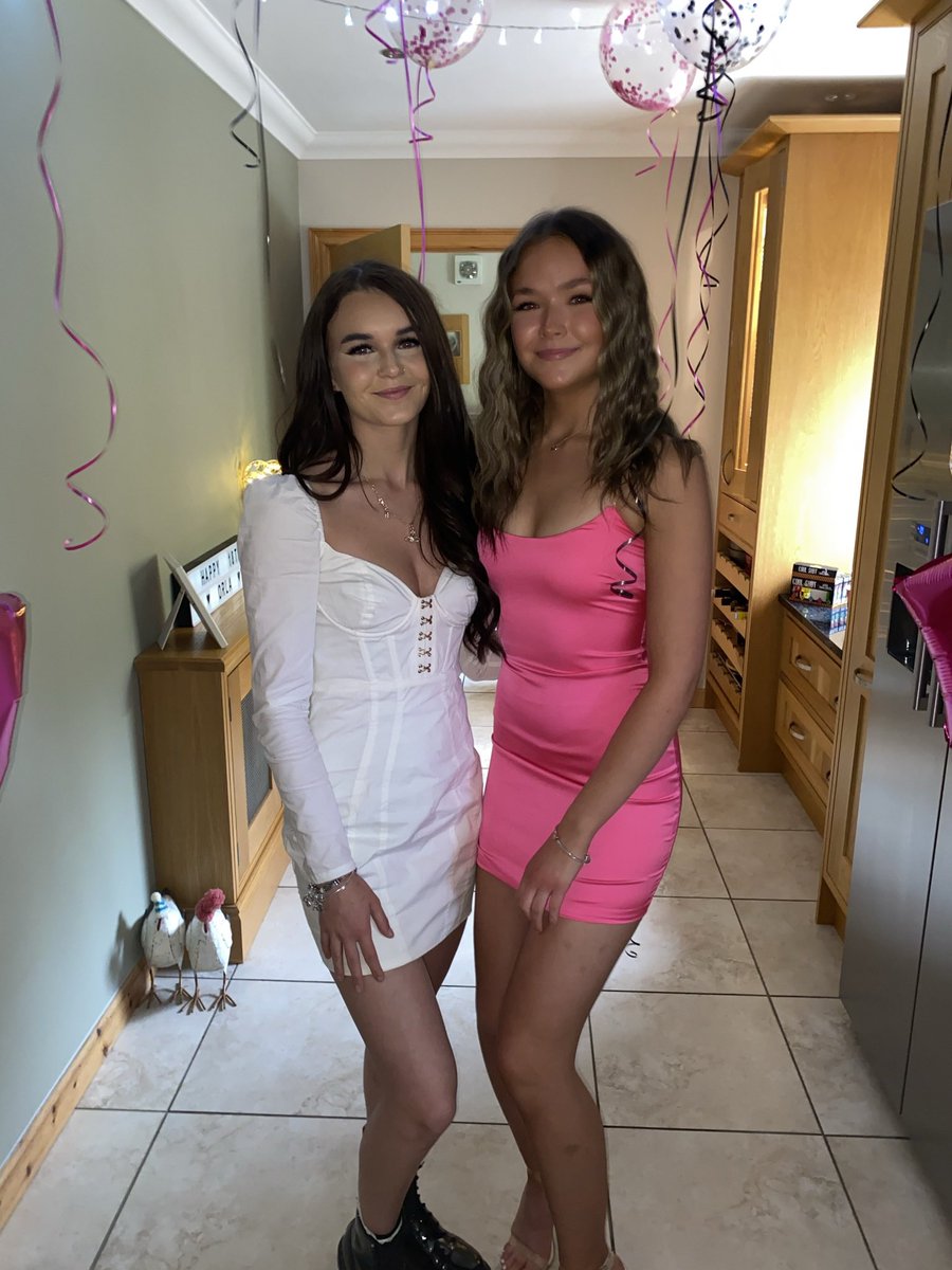 _summersimpson's tweet photo. Happy birthday to my best friend🥺 hope you have the best day can’t wait to celebrate with you, can finally use ur own id!! Love u so much see u soon boo 💋💋💋 @laurenbxyd https://t.co/F13jiqtvmb