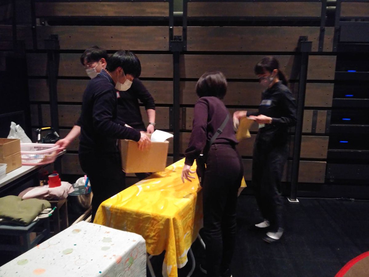 hatchout_SePT's tweet photo. 本番では多くの学生ボランティアの皆さんにご参加いただきました。開演前のミーティング、終演後には運営の改善点などの話し合いを重ね、お客様に安全に楽しく過ごしていただけるように、この公演を支えていただきました。ご参加いただいた皆さん、ありがとうございました！
#ハッチアウトシアター https://t.co/m2Z0GPVWfG