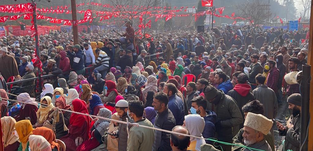 JKNC_'s tweet photo. Vice-President @OmarAbdullah addressed a workers’ meeting at TRC, Kupwara. GS Ali Muhammad Sagar, PP @nasirsogami, Choudary Muhammad Ramzan, Mir Saifullah, other party leaders and functionaries were also present. https://t.co/teVG3nR5gU
