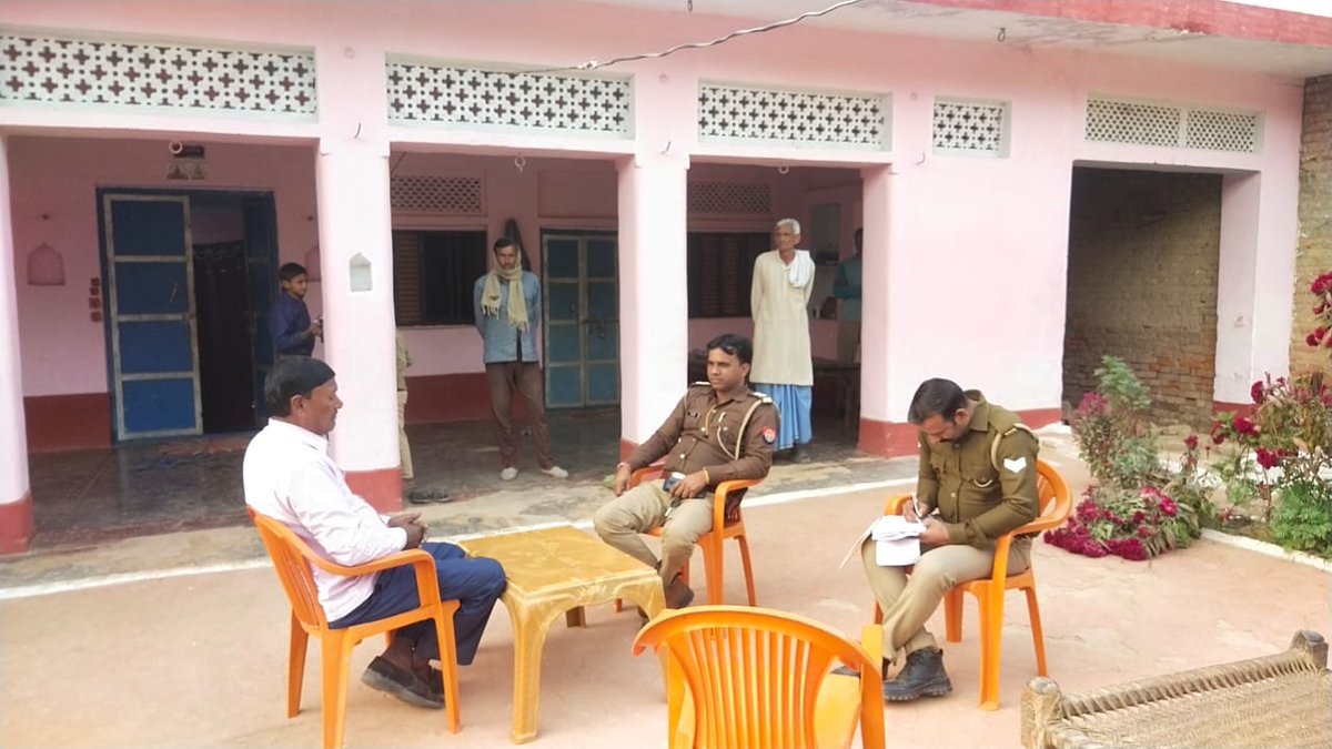 KanpurOuterpol's tweet photo. #Good_Work_Kanpur_Outer_Police
#बीट_चलो_अभियान
#SpKanpurOuter के निर्देशानुसार समस्त बीट अधिकारियों द्वारा अपने-अपने बीटक्षेत्र में जाकर ग्रामवासियों व व्यापारियों से सुरक्षा सम्बन्धी वार्ता कर सूचना के आदान-प्रदान हेतु सार्वजनिक स्थानों पर सम्पर्क सूत्र के पम्पलेट चस्पा किये । https://t.co/VMBuMXxUjJ