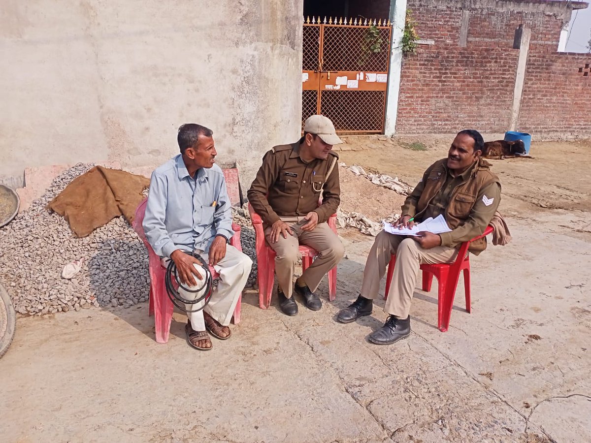 KanpurOuterpol's tweet photo. #Good_Work_Kanpur_Outer_Police
#बीट_चलो_अभियान
#SpKanpurOuter के निर्देशानुसार समस्त बीट अधिकारियों द्वारा अपने-अपने बीटक्षेत्र में जाकर ग्रामवासियों व व्यापारियों से सुरक्षा सम्बन्धी वार्ता कर सूचना के आदान-प्रदान हेतु सार्वजनिक स्थानों पर सम्पर्क सूत्र के पम्पलेट चस्पा किये । https://t.co/VMBuMXxUjJ