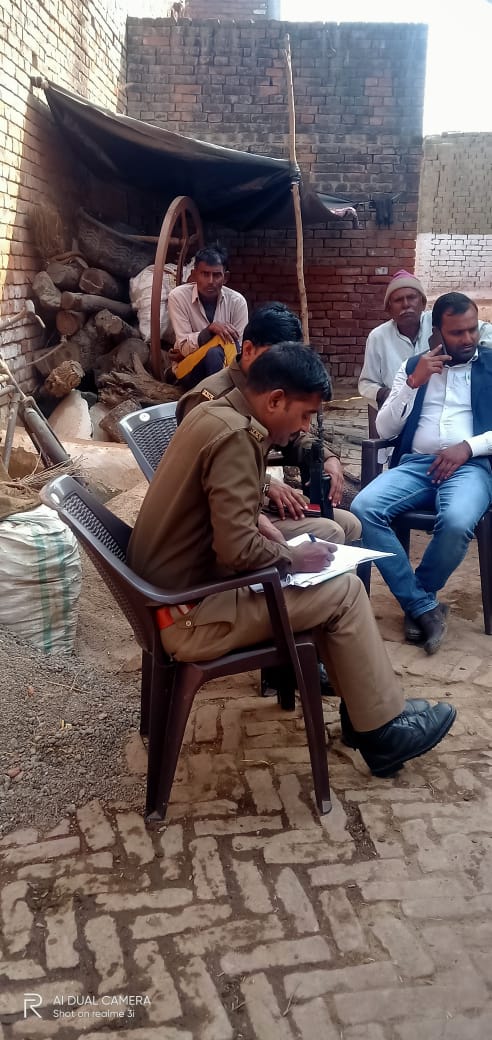 KanpurOuterpol's tweet photo. #Good_Work_Kanpur_Outer_Police
#बीट_चलो_अभियान
#SpKanpurOuter के निर्देशानुसार समस्त बीट अधिकारियों द्वारा अपने-अपने बीटक्षेत्र में जाकर ग्रामवासियों व व्यापारियों से सुरक्षा सम्बन्धी वार्ता कर सूचना के आदान-प्रदान हेतु सार्वजनिक स्थानों पर सम्पर्क सूत्र के पम्पलेट चस्पा किये । https://t.co/VMBuMXxUjJ