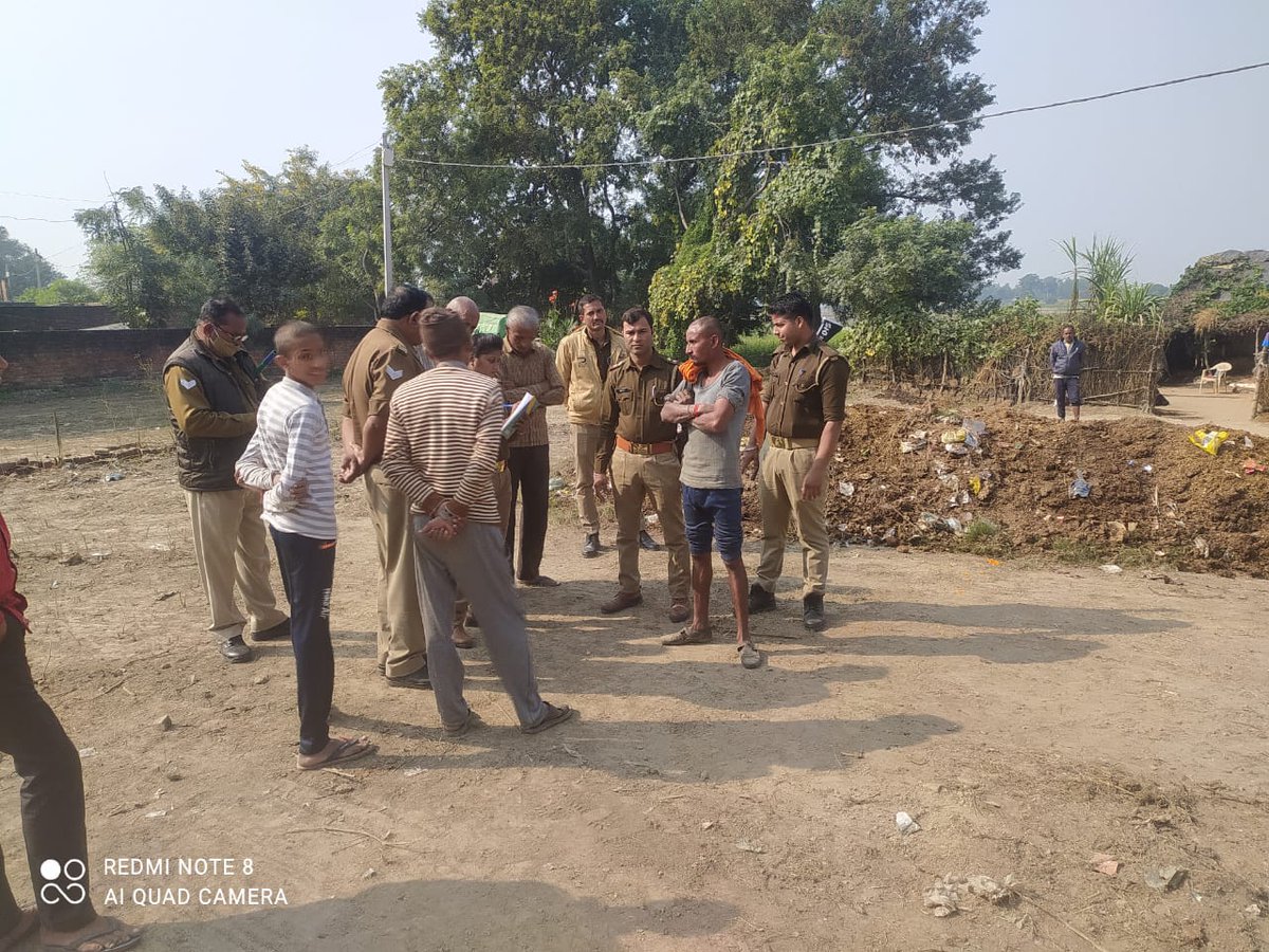 KanpurOuterpol's tweet photo. #Good_Work_Kanpur_Outer_Police
#बीट_चलो_अभियान
#SpKanpurOuter के निर्देशानुसार समस्त बीट अधिकारियों द्वारा अपने-अपने बीटक्षेत्र में जाकर ग्रामवासियों व व्यापारियों से सुरक्षा सम्बन्धी वार्ता कर सूचना के आदान-प्रदान हेतु सार्वजनिक स्थानों पर सम्पर्क सूत्र के पम्पलेट चस्पा किये । https://t.co/VMBuMXxUjJ