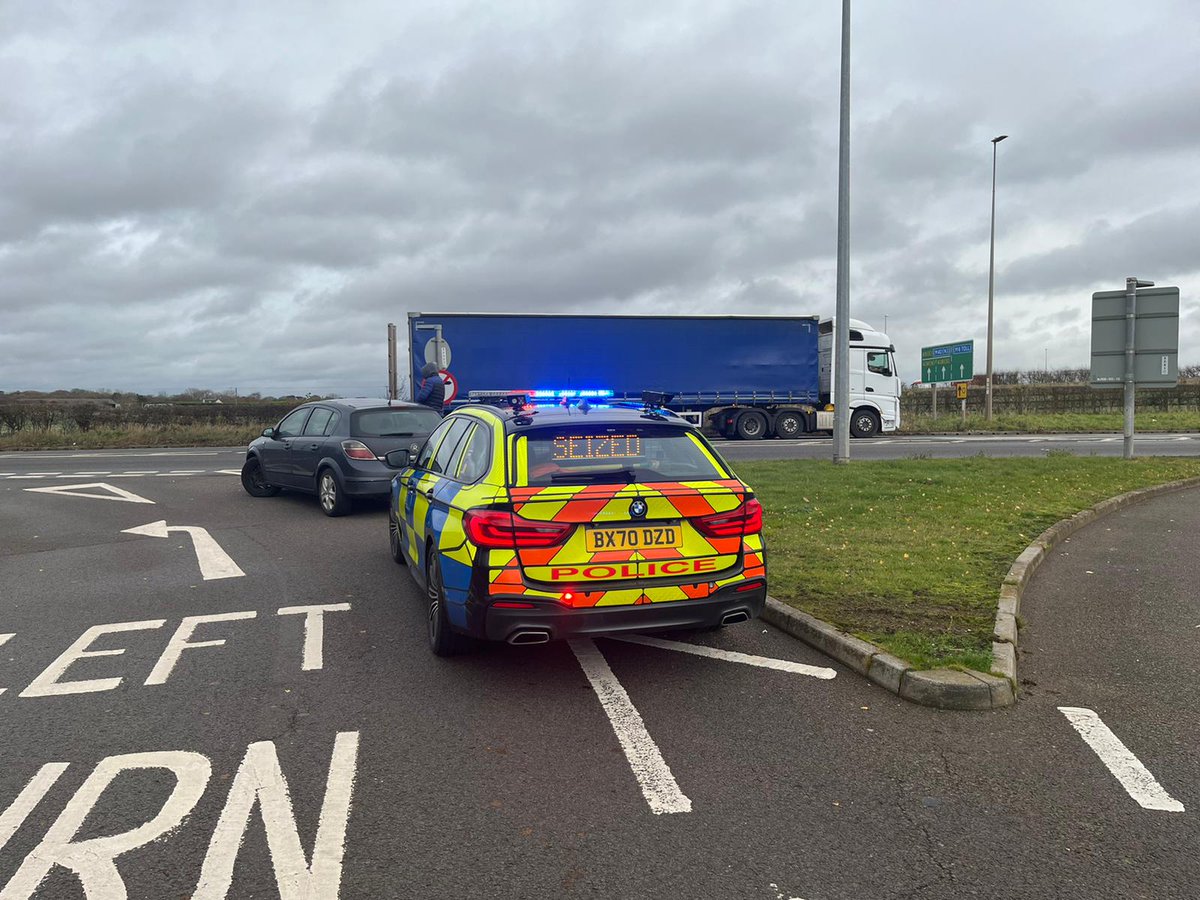 StaffsRCT's tweet photo. • Reversing on a Motorway is an offence.
• Using a mobile phone whilst driving is an offence.
• Driving with no insurance is an offence
You will stand a good chance of meeting us if doing all 3 in front of our marked car 🤭🤦
Driver reported for all &amp; car seized 4882/23468 YF https://t.co/flHAxvcJHU