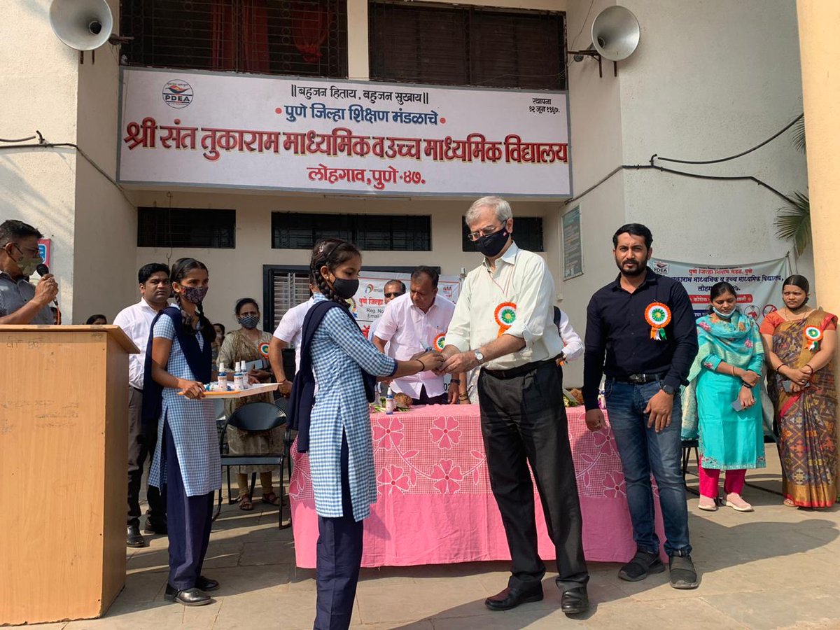 KumarLokhandeK4's tweet photo. Media Coverage #StreeSwabhiman By VLE Kavita Lokhande Distributed free Sanitary Napkins to school students at of Lohagaon village Haveli Block of Pune MH. @CSCegov_ @dintya15 @vibes65 @PMOIndia @dixit_suyog @subodhmishracsc @supriya_sule @CscvlePune for opportunity. FeelingProud https://t.co/1gCZmyLlAs