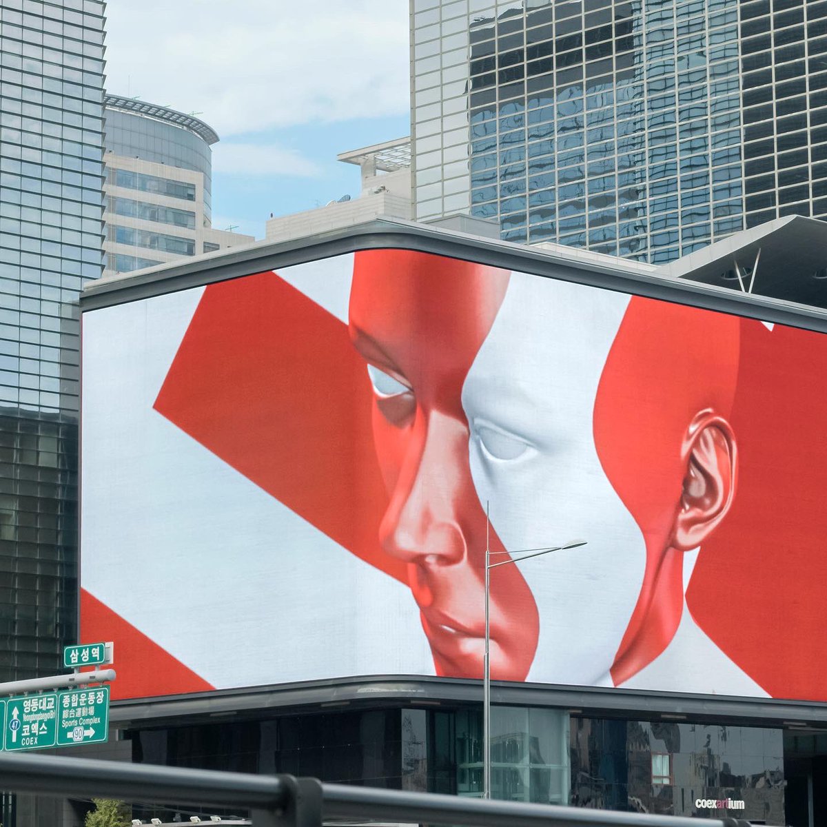 BanzBowinkel's tweet photo. ❤️ One of our favourite screens ❤️

„Binary I 03“ in Seoul 🤩

From Times Square to Shibuya Crossing – Porsche and KÖNIG turned some of the world’s most iconic billboards into a Global Gallery. https://t.co/cLQF4feite