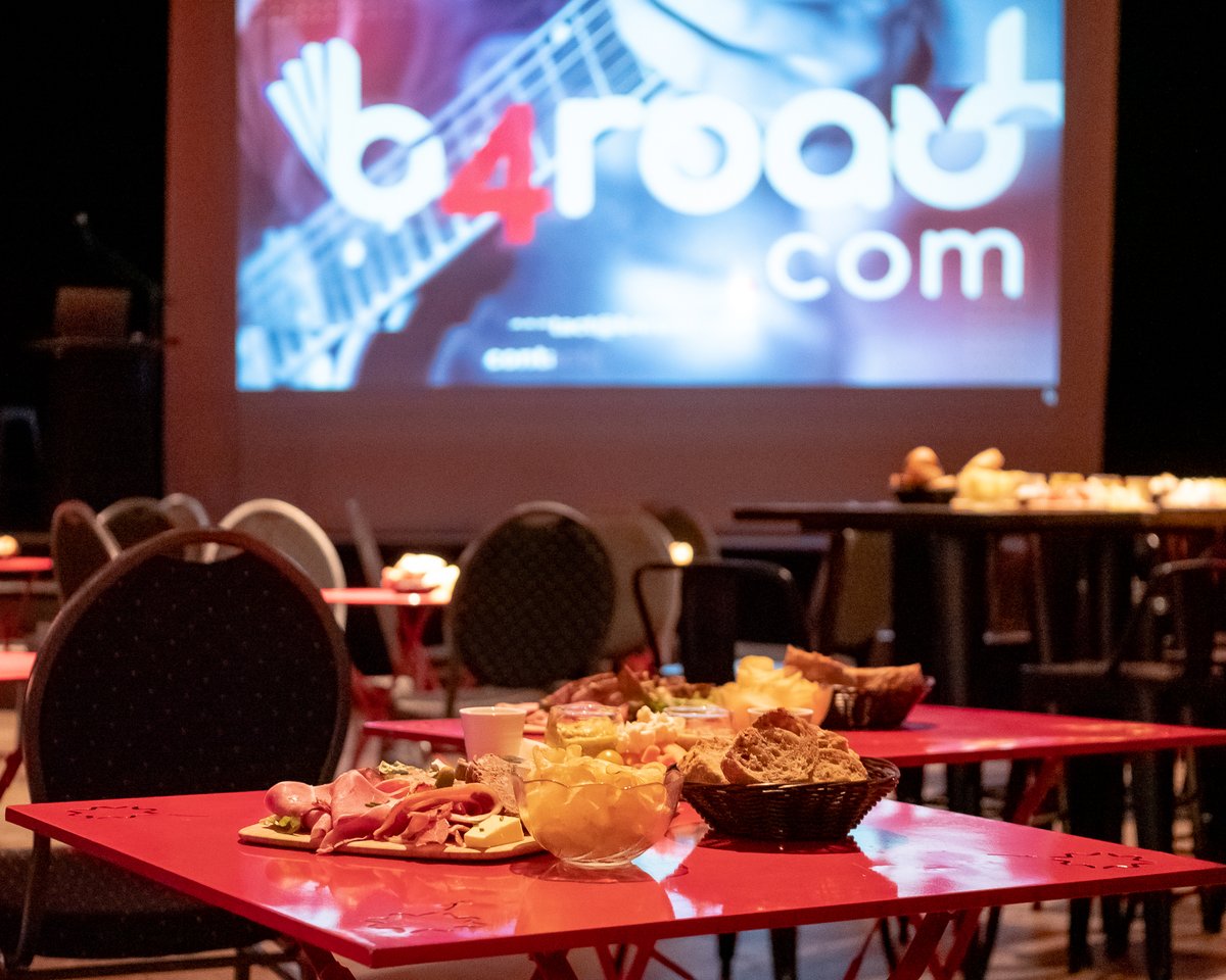 b4road's tweet photo. 🎉🥂 Premier Apéro Pro de @b4road : ravi d’avoir réuni plus de 50 personnes au Bistrot de la scène ! Une expérience immersive, des rencontres, des cadeaux, des rires... Un moment que nous n’oublierons pas ! Et si ce rendez-vous n’était que le premier - et pas le dernier 😉- ? https://t.co/3VgcTyxPDw