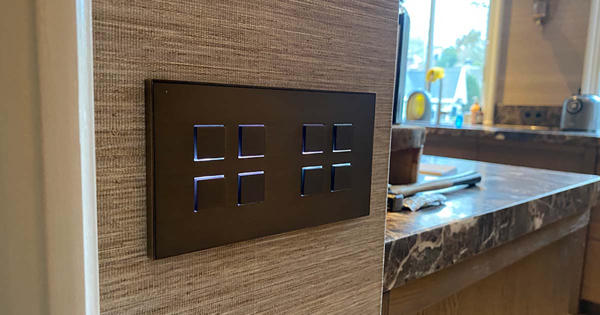 InstaVerSystems's tweet photo. Bewoners van twee luxe villa’s bedienen alle slimme apparaten in hun woning eenvoudig met 1 druk op de knop.

In overleg met de installateur, verzorgden wij de inregeling van alle componenten. Lees meer over dit mooie project op onze website!🤩

https://t.co/Qbi7XainRH 
#instaver https://t.co/M8BVPahkts