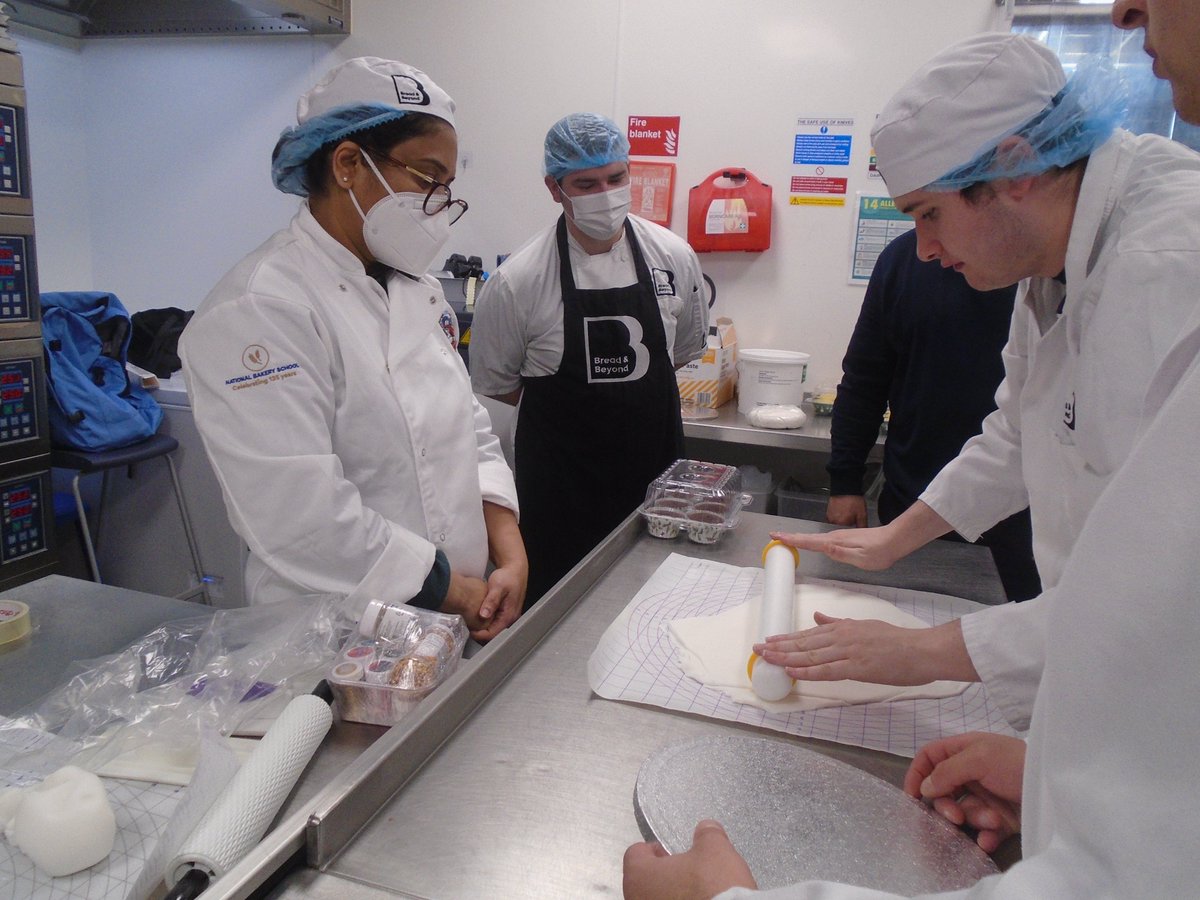 breadbeyondUK's tweet photo. We had a visit from the amazing Nilu Sapugoda on Friday, who provided three of our young bakers with a masterclass in how to use fondant icing to cover cakes and to make decorations, with plenty of festive-themed (and delicious!) creations being put together. https://t.co/xCNMJpXbEc