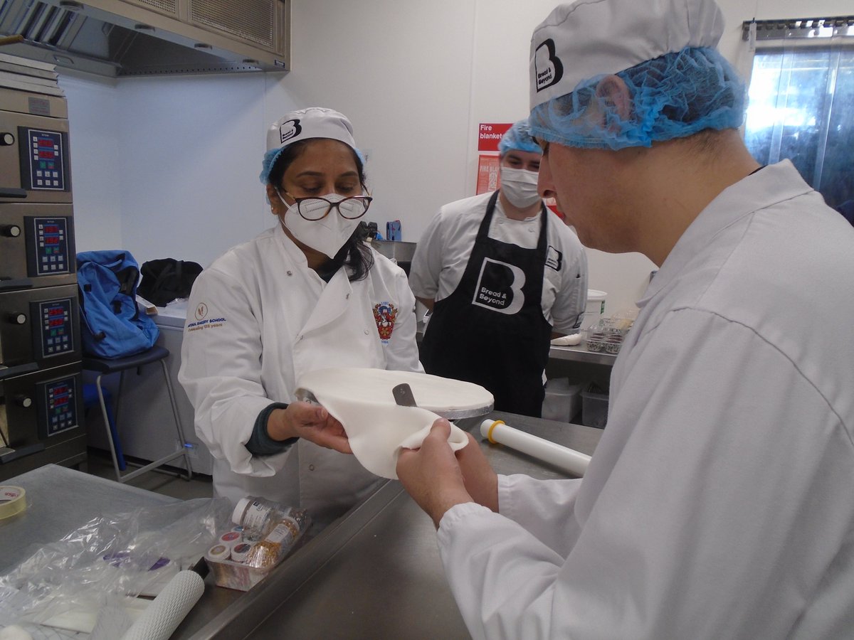 breadbeyondUK's tweet photo. We had a visit from the amazing Nilu Sapugoda on Friday, who provided three of our young bakers with a masterclass in how to use fondant icing to cover cakes and to make decorations, with plenty of festive-themed (and delicious!) creations being put together. https://t.co/xCNMJpXbEc