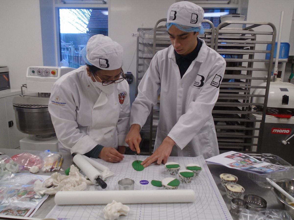 breadbeyondUK's tweet photo. We had a visit from the amazing Nilu Sapugoda on Friday, who provided three of our young bakers with a masterclass in how to use fondant icing to cover cakes and to make decorations, with plenty of festive-themed (and delicious!) creations being put together. https://t.co/xCNMJpXbEc