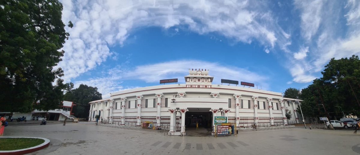GMSRailway's tweet photo. Railway stations leave an impression in the mind of every traveller!
It is truly a sight to behold, the panoramic view of Madurai Jn, one of the busiest stations in South India!
#Beautifulrailways #IndianRailways #SouthernRailway https://t.co/L6P06T5XoT