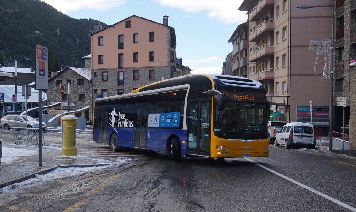 ComuEncamp's tweet photo. Funicamp tancament puntual des d’avui 13/12 fins dimecres 15/12 per incorporació de noves cabines i tractament fotocatalític Covid-19. 
🚌 El funibus realitzarà el servei igualment, allargant el recorregut fins al Forn de #Canillo
#funicamp #funibus #andorra #grandvalira #encamp https://t.co/ukX2PALTSZ