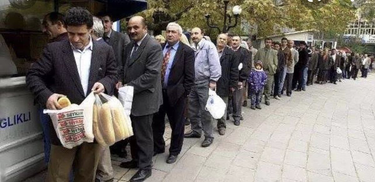 Evet 

Görsellerde parasını dolara çeviren

Ve ucuz ekmek büfelerinde saklayan 

vatandaşı görüyorsunuz

#2023HayaliKurmayın