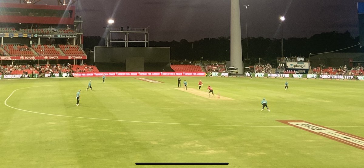 Renegades really need to go here. Blistering start in the first over and have died since then. Fast outfield, small ground. #GoTime #BBL #Cricket
