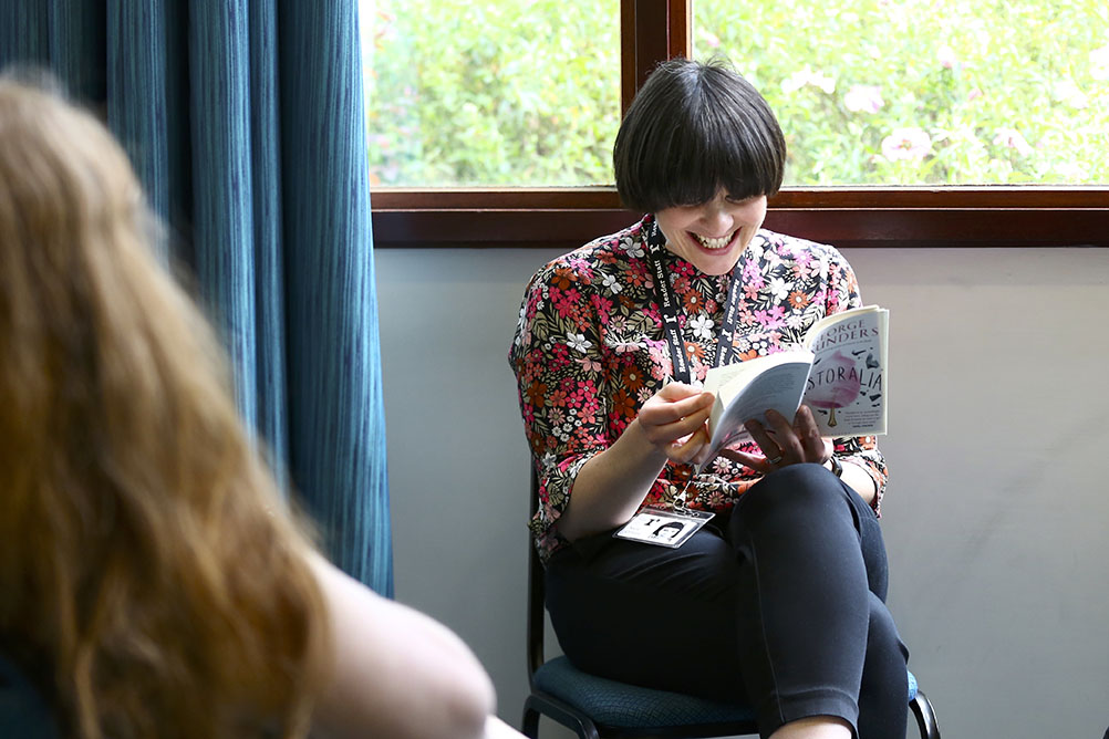 Director of Literature 📖

Are you passionate about literature and interested in growing the Shared Reading movement?

Hours: 35 hours
Rate of pay: £47,000 - £60,000
Deadline: 9am, Friday 28th January 2022

Find out all the details and how to apply here: ow.ly/uCK650H85aw