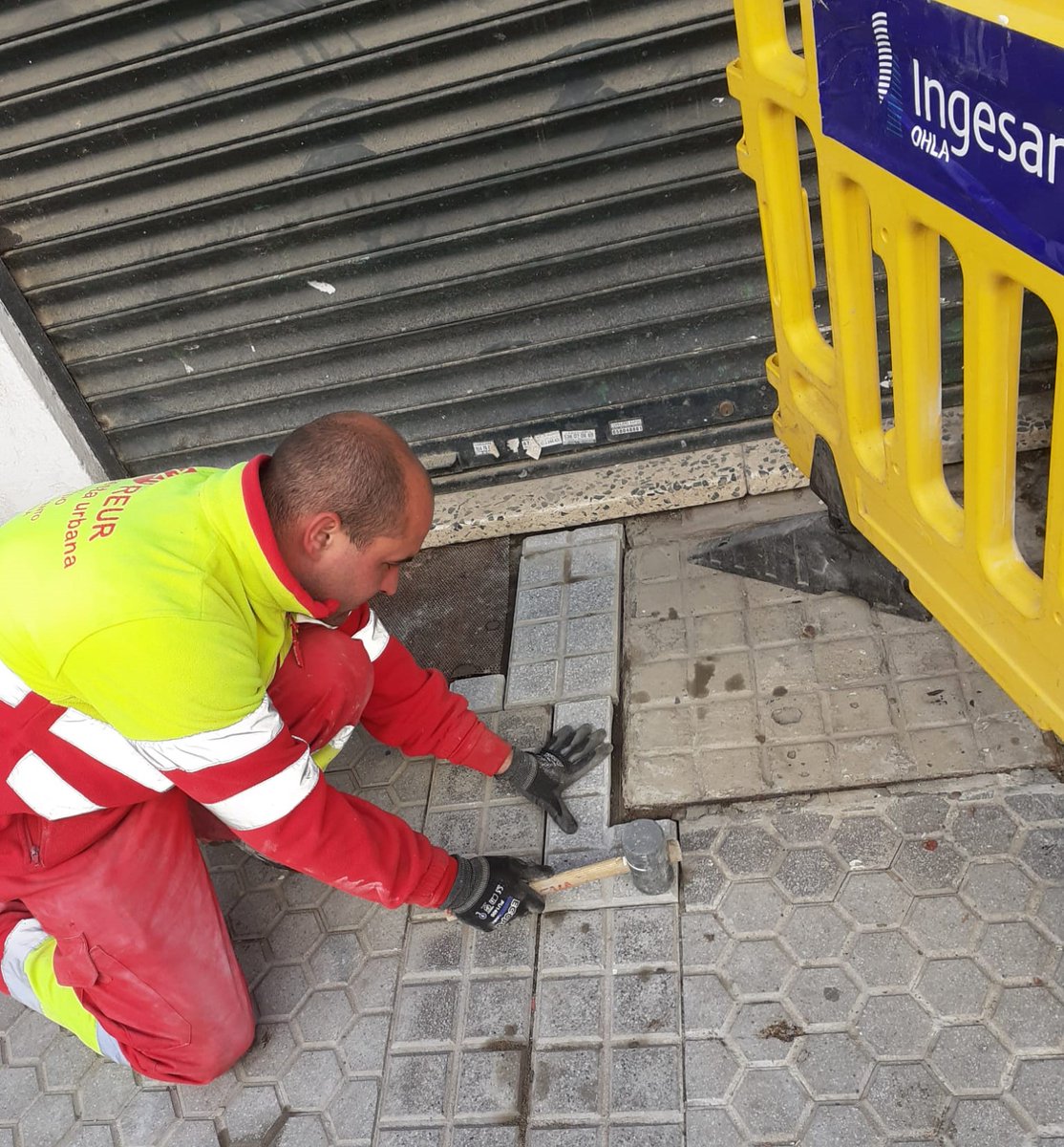 Ayto_Sevilla's tweet photo. 🧱 Reparación de acerado en Las Naciones por parte del servicio de atención rápida #072REUR.
Ante un desperfecto en vía pública, arbolado, movilidad, alumbrado o alcantarillado, informa a través de #010LíneaSevilla 📞 955010010 o de la 📲 APP #SevillaTuCiudad para su arreglo. https://t.co/IyBds3TzTn