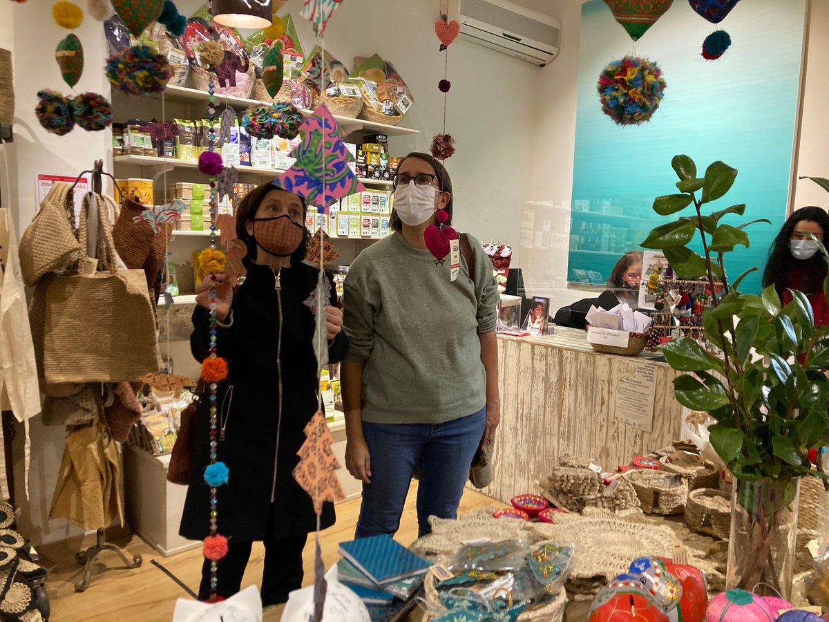 GOIB_Social's tweet photo. 🎁🎁🎁Ja teniu pensats els regals que fareu aquestes festes de Nadal?
Comprant al #ComerçJust contribuïm a propiciar una altra forma de comprar i de consumir
A les Illes tenim la sort de tenir una xarxa de botigues responsables molt arrelada i amb molta empenta! #equitables https://t.co/WfqsydCf4V