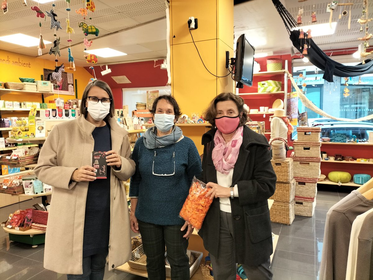 GOIB_Social's tweet photo. 🎁🎁🎁Ja teniu pensats els regals que fareu aquestes festes de Nadal?
Comprant al #ComerçJust contribuïm a propiciar una altra forma de comprar i de consumir
A les Illes tenim la sort de tenir una xarxa de botigues responsables molt arrelada i amb molta empenta! #equitables https://t.co/WfqsydCf4V