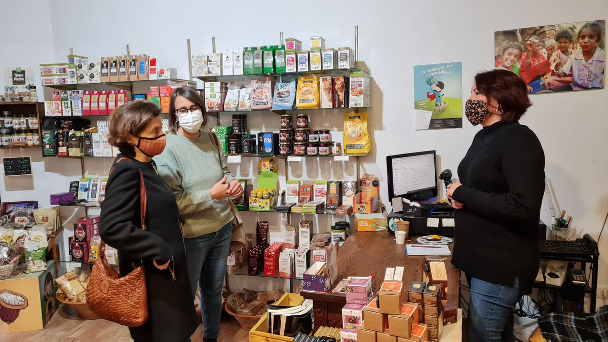 GOIB_Social's tweet photo. 🎁🎁🎁Ja teniu pensats els regals que fareu aquestes festes de Nadal?
Comprant al #ComerçJust contribuïm a propiciar una altra forma de comprar i de consumir
A les Illes tenim la sort de tenir una xarxa de botigues responsables molt arrelada i amb molta empenta! #equitables https://t.co/WfqsydCf4V