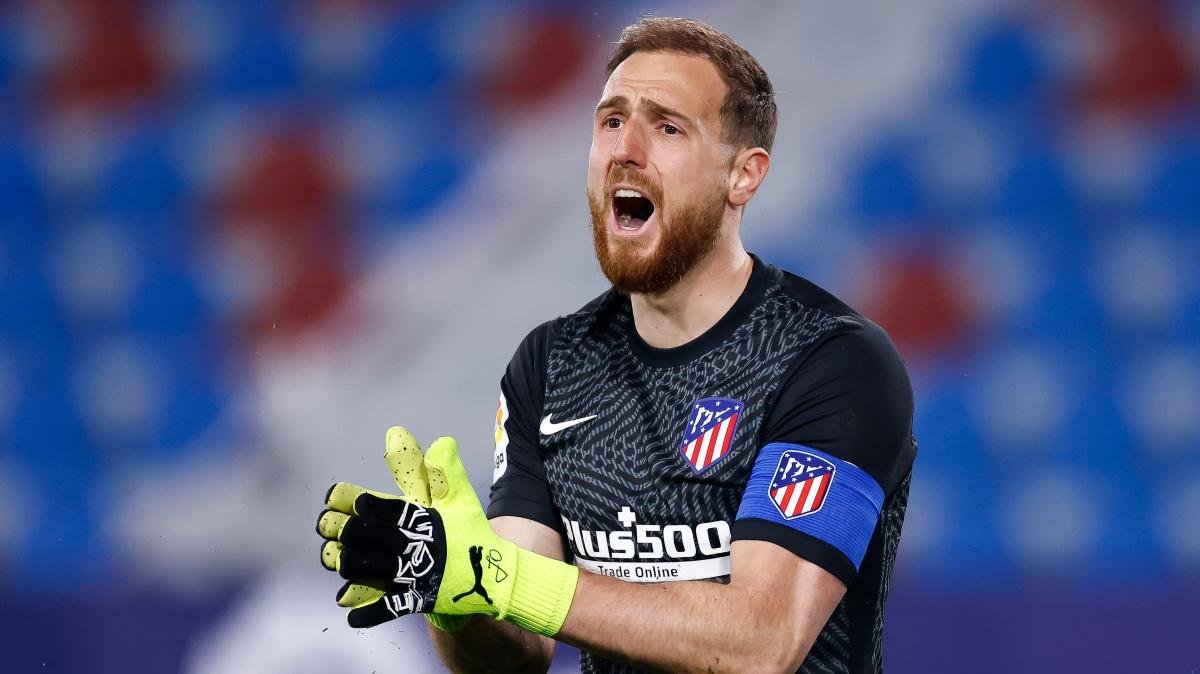 FreeLIV_me's tweet photo. #RealMadrid 2-0 #AtleticoMineiro  : #Oblak had another frustrating night in the net. The goalkeeper made no serious mistakes, but he admitted twice.
#vinijr #RealMadridAtleti #Benzema #Suarez #Griezmann https://t.co/b6e1a02Rtk