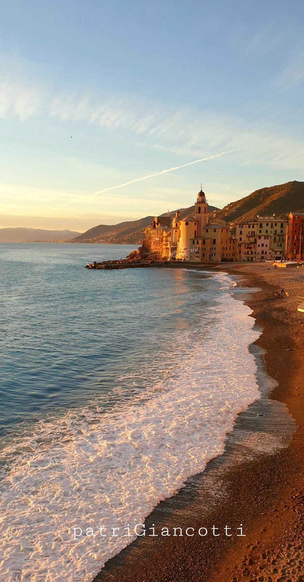 Ogni onda sa di essere il mare.
Ciò che la disfa non la disturba, perché ciò che la infrange la ricrea. 

(Lao Tzu)

Camogli #Liguria        💙🌊☀️