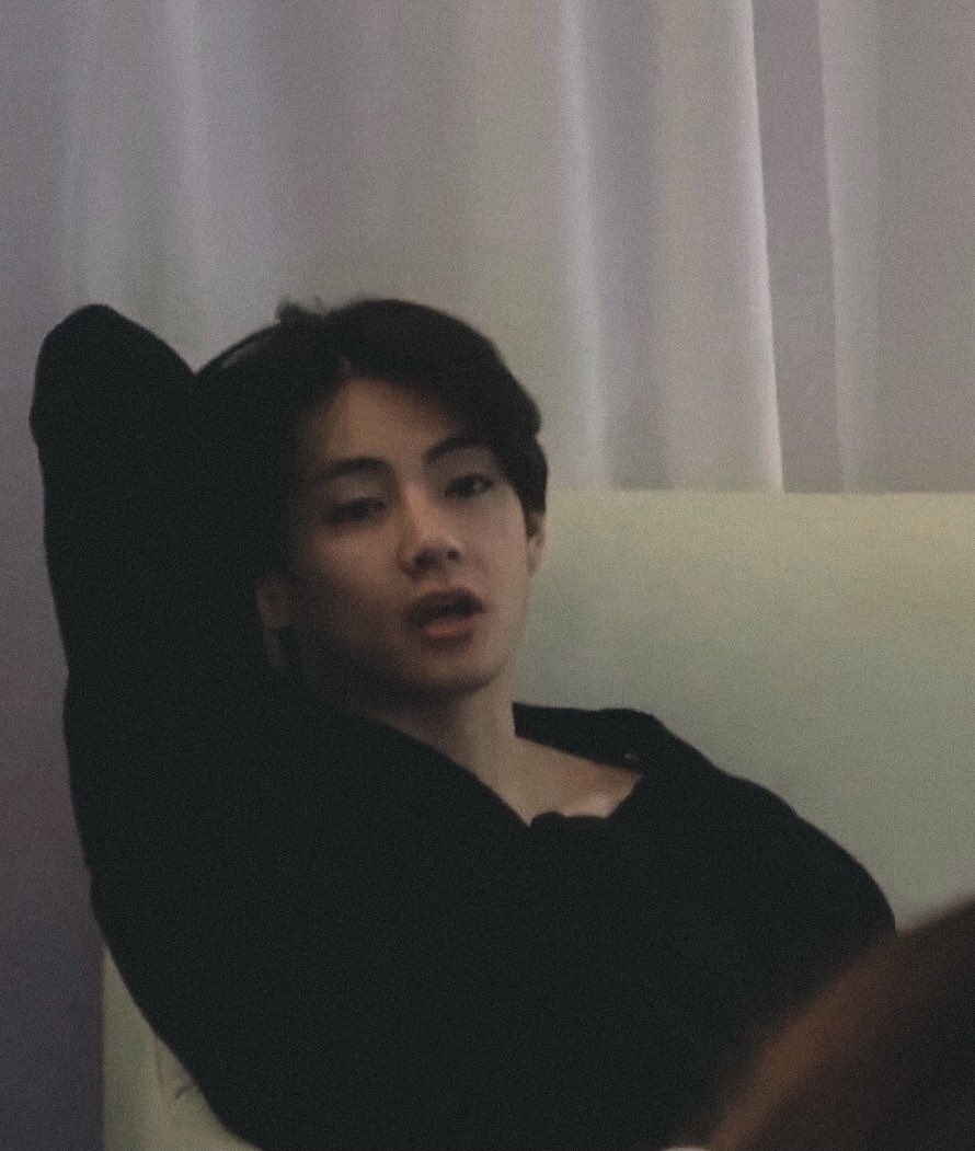 nnhnybear's tweet photo. เราจะตกหลุมรักคนๆนึงที่ไม่เคยเจอกันได้หรอวะ เเละนี่คือคำตอบ กูตกหลุกรักผู้��ายคนนี้ซ้ำๆ เหมือนเข้ามาเเล้ว ถูกล็อคโดยด้านนอกอะ ออกไม่ได้เลย -,- #KimTaehuyng https://t.co/mPDw4Wtvg0
