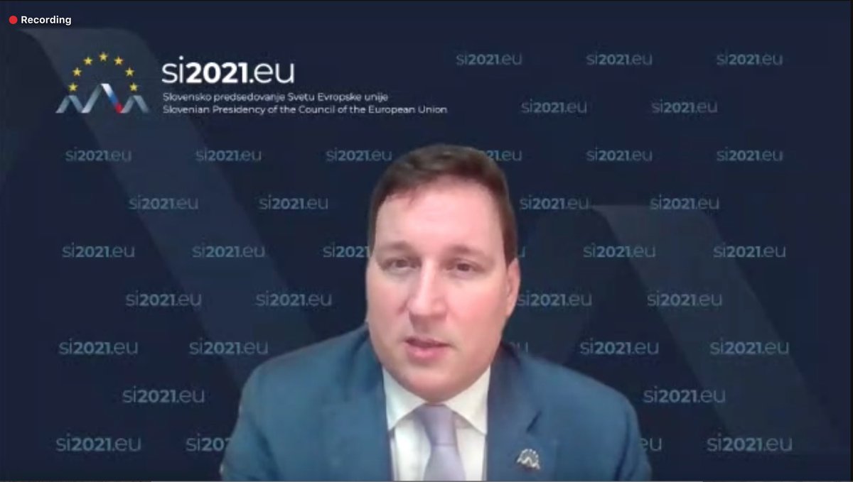 mju_RS's tweet photo. Digitalne tehnologije so že spremenile način dela javnih uprav in zaposlenih. V prihodnje se bo ta trend še razvijal. Imamo velik delež različnih hibridnih načinov dela in medsebojno povezanih organizacij, virtualnih skupin in tehnološko podprtih delovnih mest kot kdaj koli prej. https://t.co/2r42zDIyTx