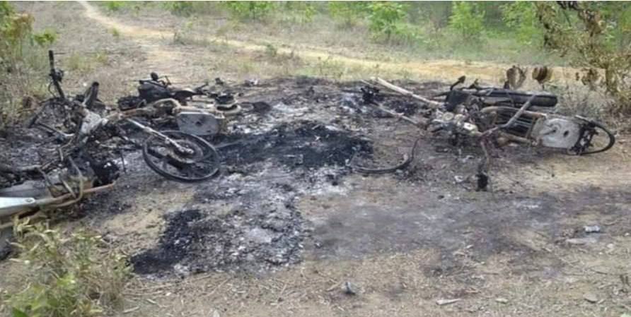 SAC terrorists looted a trishaw motorbike &amp; 8 motos of civilians in Kyaukan village, Myaing &amp; burnt them down outside the village at 3pm on Dec 12. Locals are facing difficulties while fleeing. #WarCrimesOfJunta #Dec13Coup  #WhatsHappeningInMyanmar