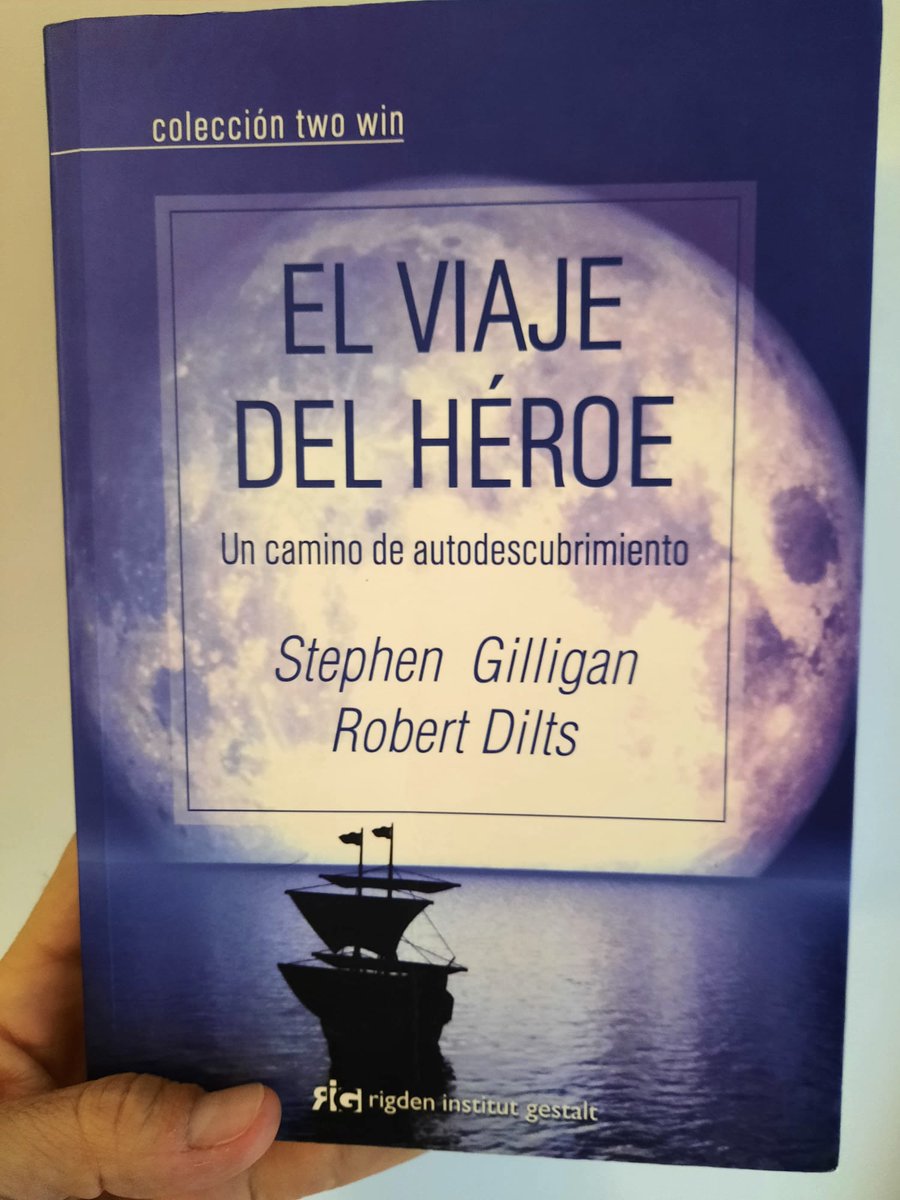 diegocoaching's tweet photo. "El viaje del héroe", de Stephen Gilligan y Robert Dills, es una lectura que siempre recomiendo y lo experimentamos en la primera sesión presencial de nuestro Experto en Coaching Deportivo donde los alumnos salen transformados.
¿Lo has leído?
#diegocoaching #libroscoaching https://t.co/WxOGI7i1q2