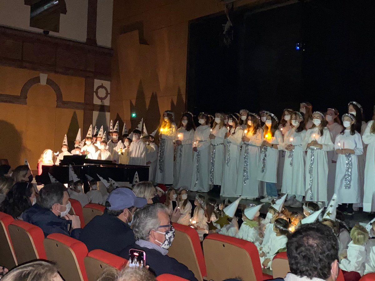 SectionSuedoise's tweet photo. Luciafirande 2021! #SectionSuedoise @lyceeinter #SanktaLucia #Lucia2021 https://t.co/fSEnoK0byA