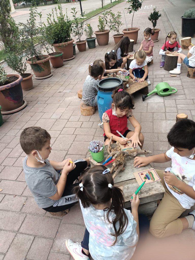 bahcesehir_k12's tweet photo. Okul öncesi ve ilkokul öğrencilerimiz İklim Değişikliği Modülü uygulamalarına devam ediyor. 

İklim Değişikliği Eğitimi ile bu değişikliğin yarattığı etkilerin farkında, etkileri azaltmak için neler yapabileceğini bilen ve küresel sorunlara duyarlı bireyler yetiştiriyoruz. https://t.co/or1zteeXB2
