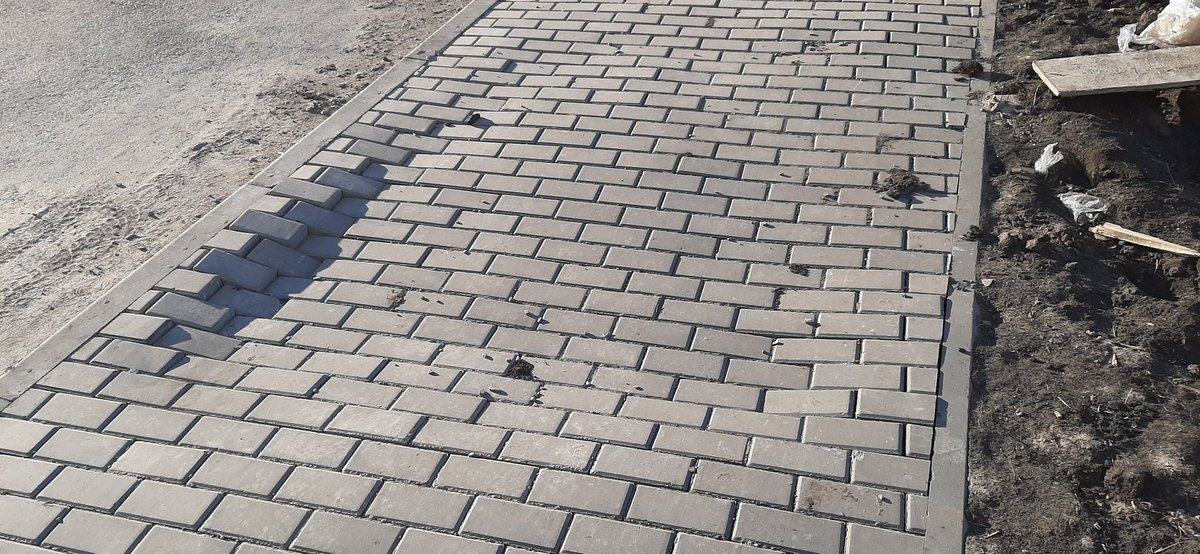 <a href="/SamMobilePriem/">Мобильная приемная Губернатора Самарской области</a> здравствуйте! Уже больше недели в районе дома по пр. Кирова, 71 разрыта дыра на новом асфальте. Ну и заодно можно оценить новые тротуары и их качество.