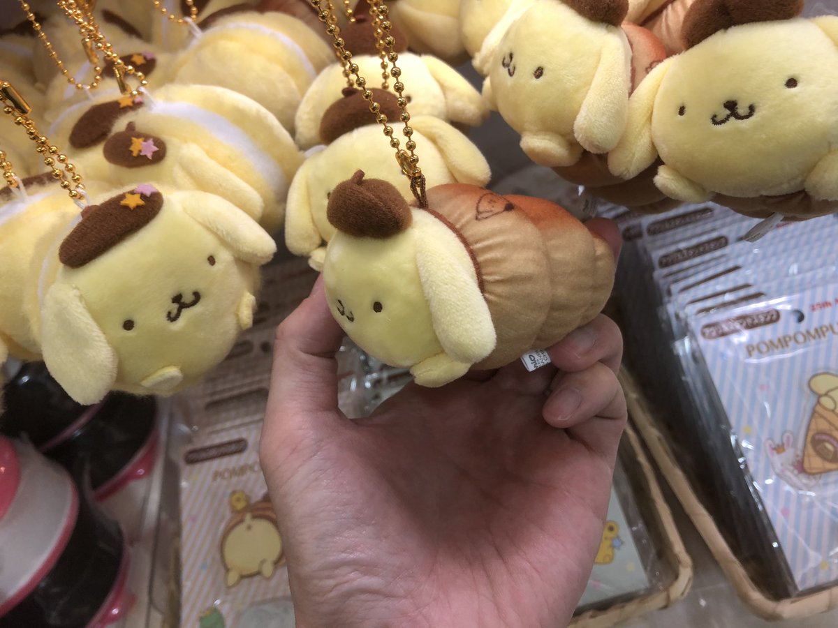imocent's tweet photo. 新宿駅にサンリオの特設コーナーが有ったんだけど、新宿駅だし、某漫画とのコラボですまきにされてんのかと思ったらチョココロネだった模様。 https://t.co/nr2AXh97h3