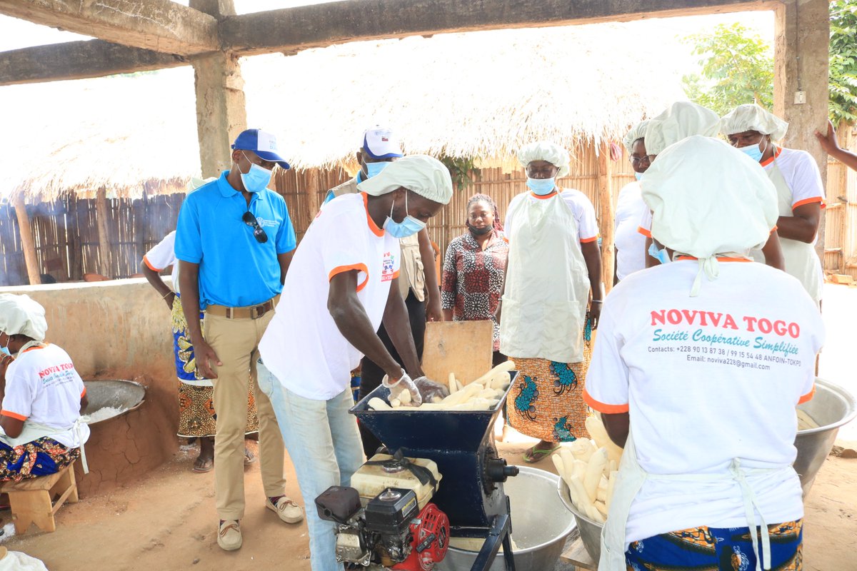 FAOauTogo's tweet photo. Le FAOR a.i du Togo @MphumuziSukati , visite NOVIVA, une unité de transformation du manioc en gari et tapioca, dans les Lacs. "c'est un bon commencement, il faut saisir l'opportunité des nouvelles technologies pour innover et améliorer la production du gari et dérivés." https://t.co/6KE2LgE14Y