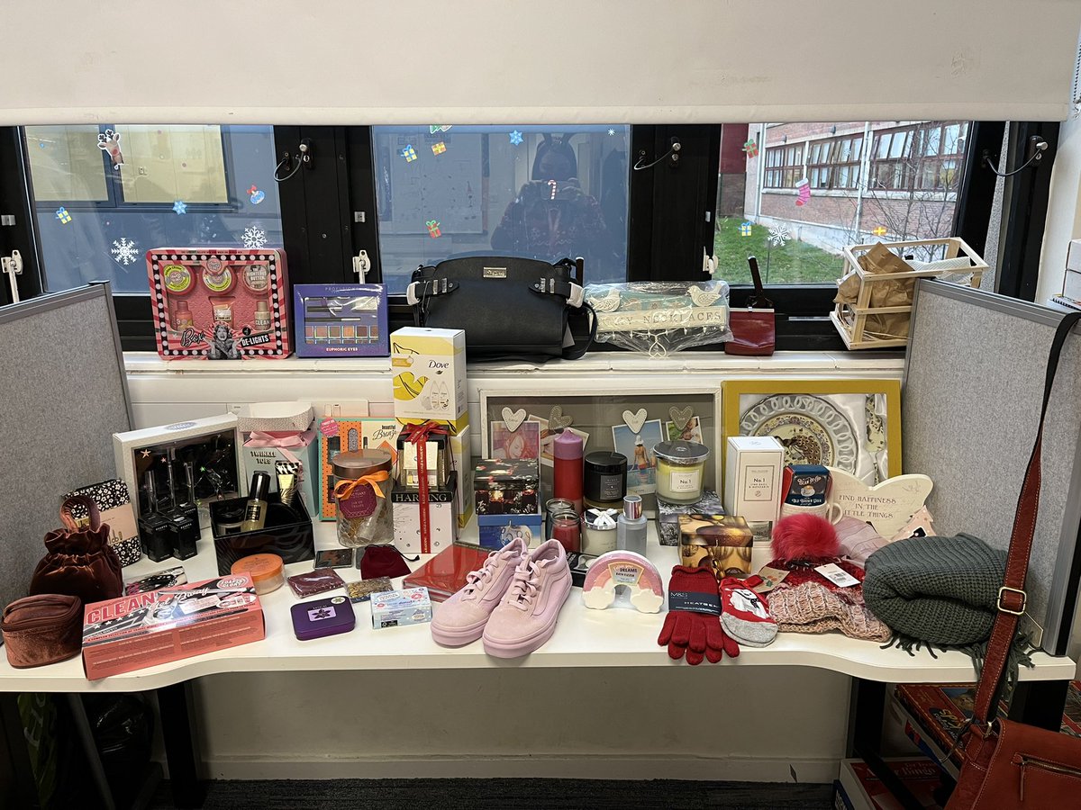 LHSRtoL's tweet photo. Christmas has arrived at Liberton High School! Thank you to staff for donating gifts! Merry Christmas everyone! 🎄🎅🏻 https://t.co/pB0w5Rmt5h