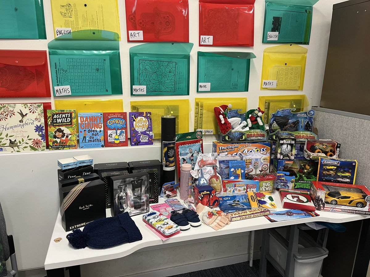 LHSRtoL's tweet photo. Christmas has arrived at Liberton High School! Thank you to staff for donating gifts! Merry Christmas everyone! 🎄🎅🏻 https://t.co/pB0w5Rmt5h