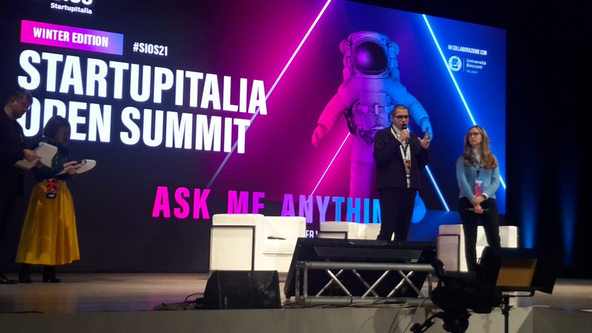 Sul palco di #SIOS21 #pitch #startup #YoungPlatform «Abbiamo sviluppato ecosistema con parte education d compliance. Quattro prodotti: due educativi e due prodotti for business» ceo <a href="/youngplatform/">Young Platform</a>