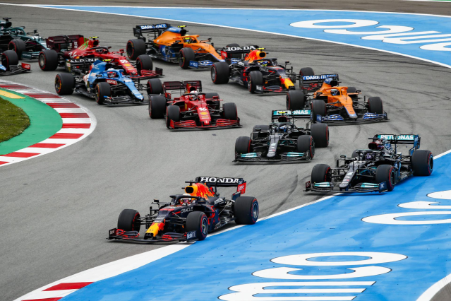 Marcel_de_Groot's tweet photo. Ruim 5,3 miljoen Nederlanders zagen gisteren Max Verstappen Formule 1-wereldkampioen worden. Heel Nederland kon dankzij Ziggo gratis naar deze race kijken! Ik ben er oprecht trots op dat we dit hebben mogelijk gemaakt! https://t.co/PDa2oHIzv9 https://t.co/NWmCsxORkV