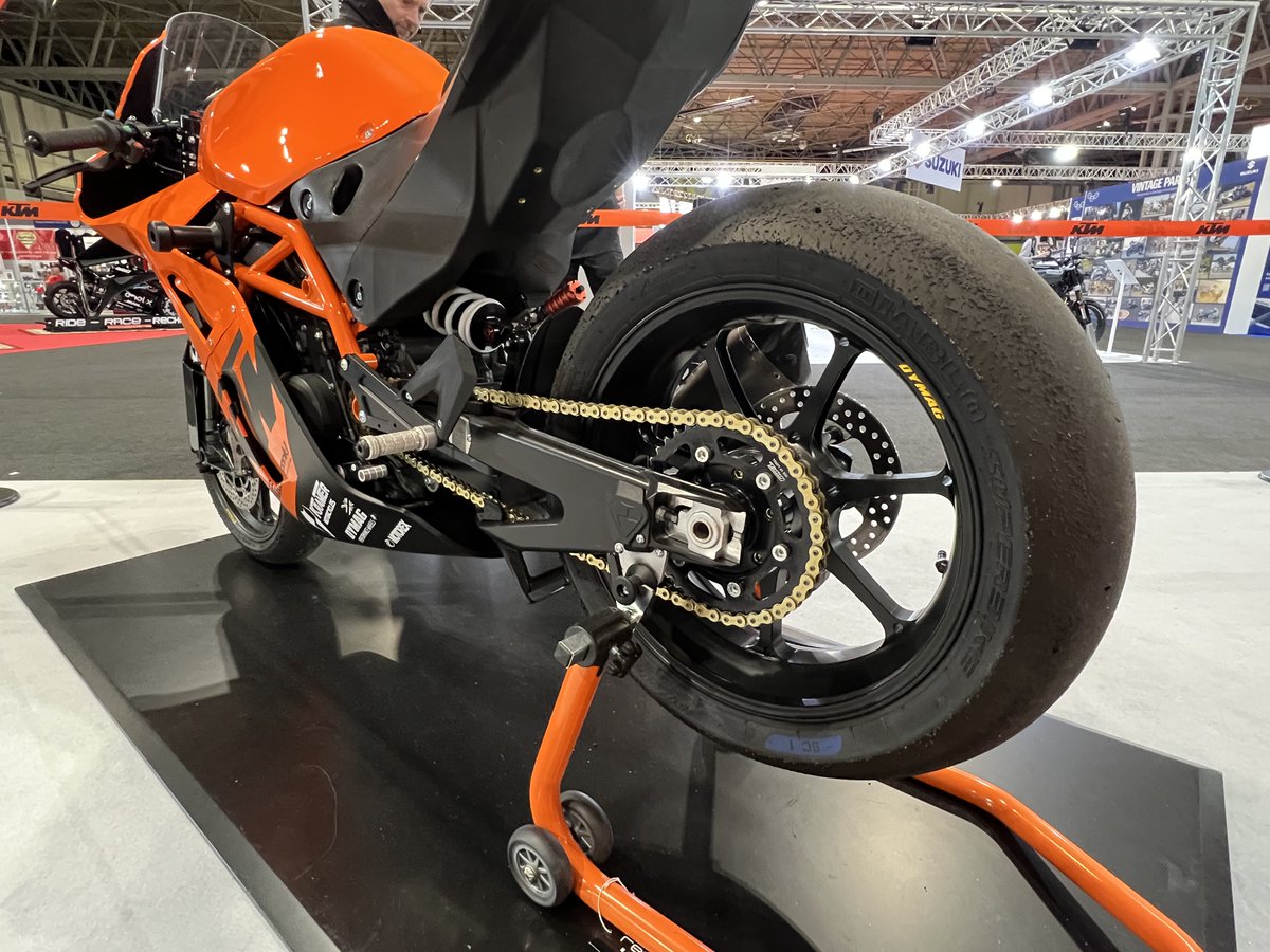 bikehps's tweet photo. Dymag #UP7X wheels on the ultra-lightweight limited edition KTM RC 8C.
#KTMRC8C #KTMRC8 #MotorcycleLive2021 #MotorcycleLive #DymagWheels #DymagUP7X https://t.co/vYiQHuXxQp
