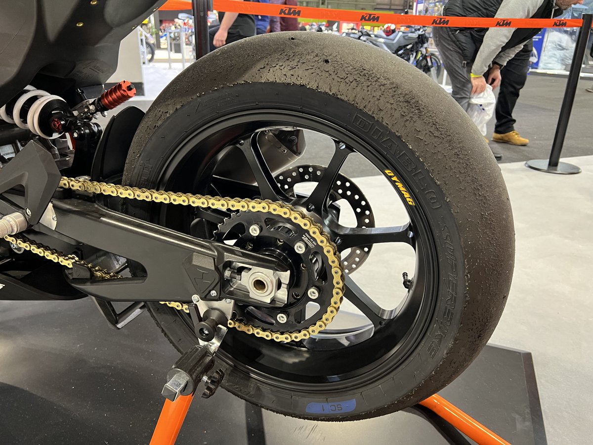 bikehps's tweet photo. Dymag #UP7X wheels on the ultra-lightweight limited edition KTM RC 8C.
#KTMRC8C #KTMRC8 #MotorcycleLive2021 #MotorcycleLive #DymagWheels #DymagUP7X https://t.co/vYiQHuXxQp