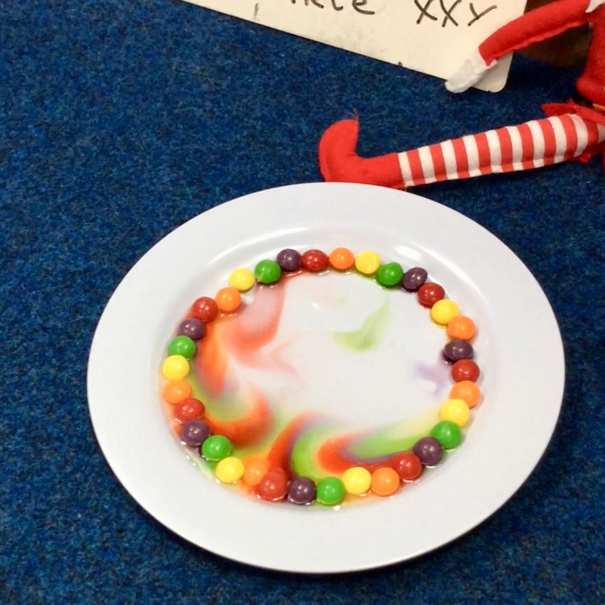 Just look at what Twinkle the Elf has been up to in Class 5 this morning! 🌈 #elfmagic #knypersleylovesscience