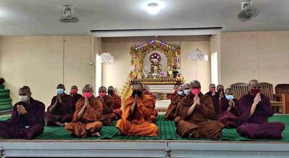 Performing sermons and suttas , monks from Sangha Union of #Mandalay held anti-coup strike today .
#WarCrimesOfJunta 
#Dec13Coup 
#WhatsHappeningInMyanmar