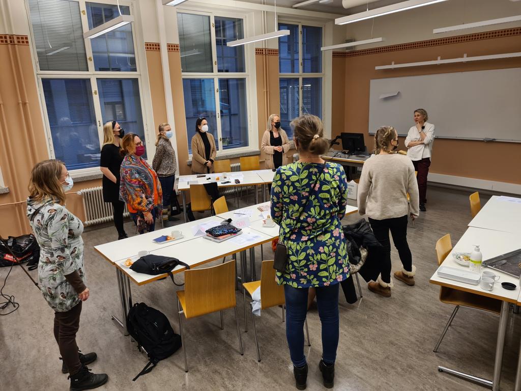 Perjantaina tapasimme vielä kerran Varpusen koulutuksiin osallistuneita. Suurkiitokset upeille osallistujille, järjestäjäkumppani @HyPlusHelsinki'lle ja projektin rahoittaja @okmfi'lle!

#kieltenopetus #varhennettukieltenopetus #hy #varpunen @EduSciHelsinki